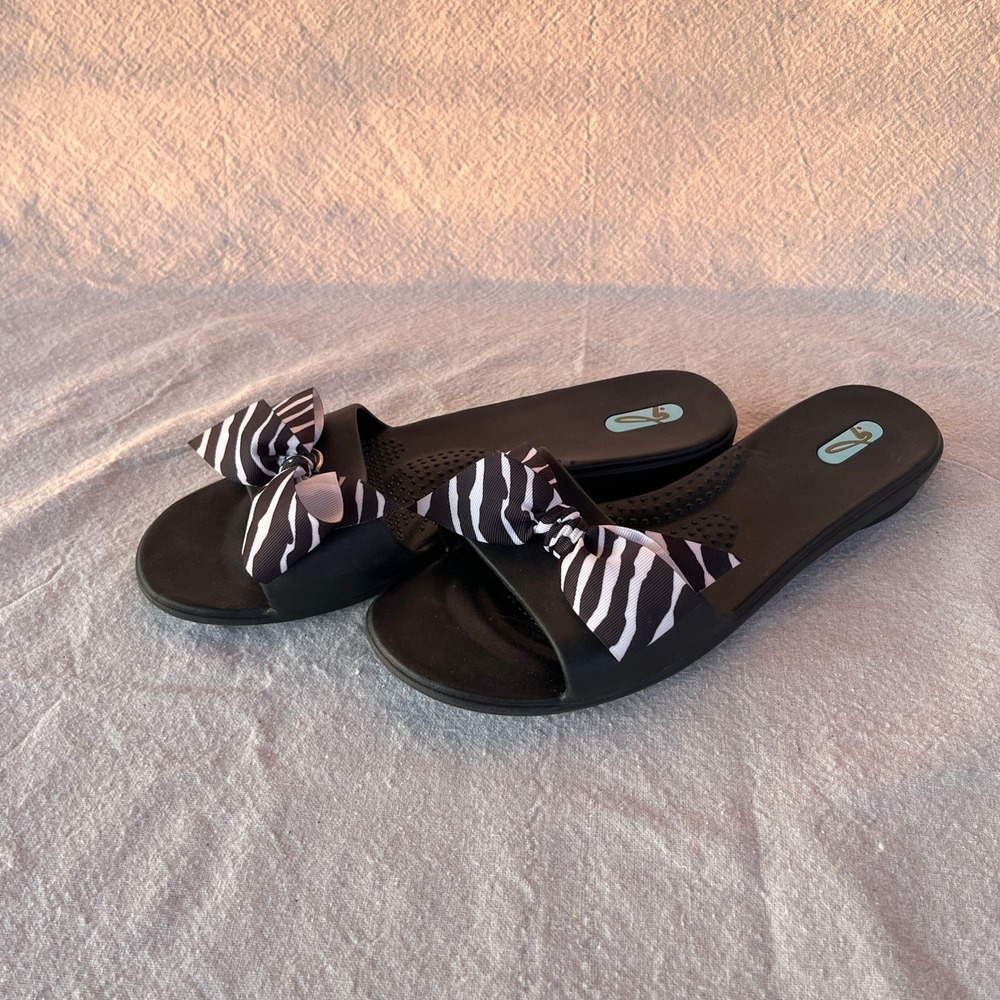 Oka B Black Zebra Bow All Rubber Flip Flop Slides - Women's Large (8-10) NWOT‎ - Picture 3 of 6